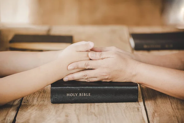 Couple Mother Son Holding Hands Pray Together Wooden Table Light — Stock Photo, Image