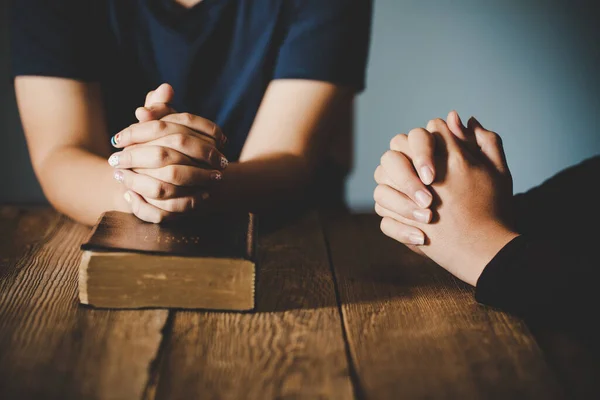 Ζευγάρι Έφηβος Αγόρι Και Κορίτσι Προσεύχονται Μαζί Ξύλινο Τραπέζι Φως — Φωτογραφία Αρχείου