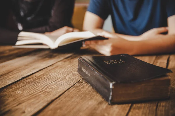 Velha Bíblia Sagrada Sobre Mesa Madeira Com Adolescente Ler Livro — Fotografia de Stock