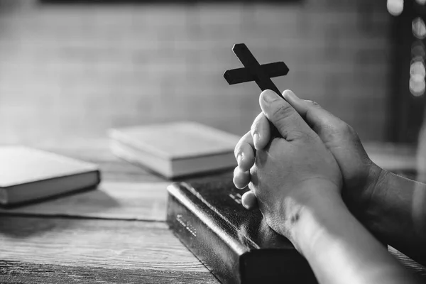Betende Hände Einer Frau Mit Kreuz Auf Vergrabener Alter Bibel — Stockfoto