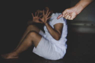 Adam kadına saldırmak için güç kullanıyor. Kadın kampanyasına yönelik aile içi şiddeti durdurun.