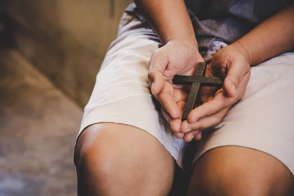 Kreuz Weiblichen Händen Frau Die Morgens Gott Betet Spiritualität Und — Stockfoto