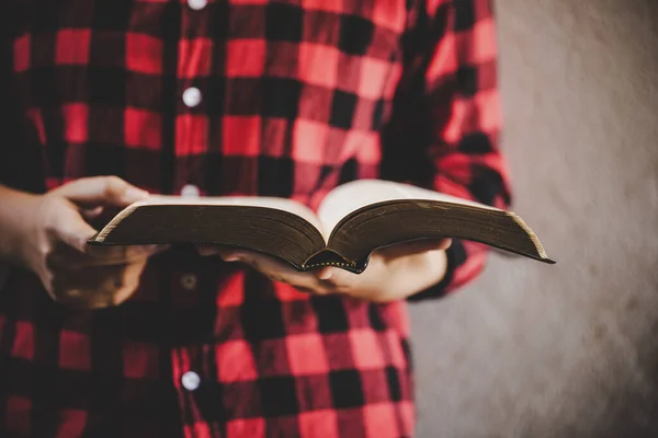 Close Mãos Menina Adolescente Enquanto Bíblia — Fotografia de Stock
