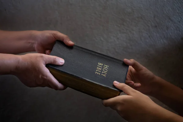与年轻人分享福音 把圣经传给一个有兴趣成为基督徒的人 — 图库照片