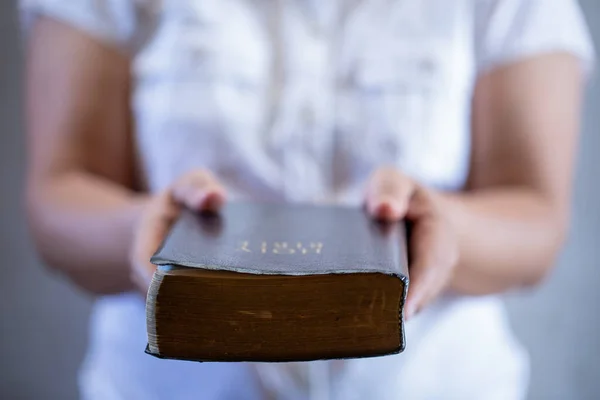 Megosztani Evangéliumot Fiatalokkal Egy Biblia Átadása Egy Olyan Személynek Aki — Stock Fotó