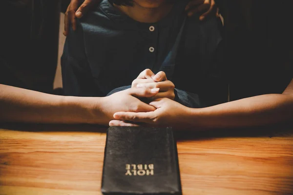 Família Cristã Adorar Deus Casa Bíblia Sagrada Madeira Conceito Mesa — Fotografia de Stock