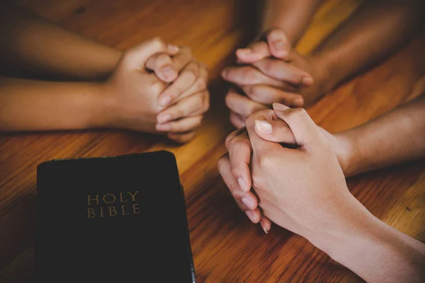 Familia Cristiana Adora Dios Casa Sagrada Biblia Sobre Concepto Mesa — Foto de Stock