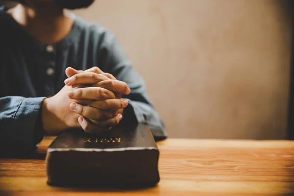 Mãos Oração Mulher Página Enterrada Bíblia Velha Sobre Fundo Mesa — Fotografia de Stock