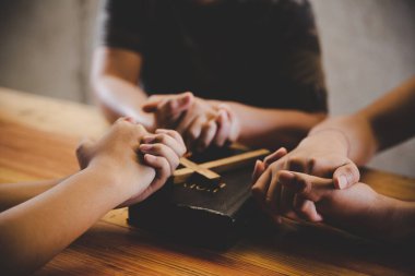 Aile evde ebeveynleriyle birlikte dua eder, çevrimiçi grup ibadetleri, Dünya Dua Günü, uluslararası dua günü, umut, şükran, güven