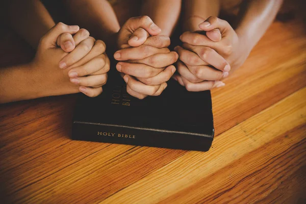 Familia Rezan Juntos Orando Junto Sus Padres Casa Adoración Línea — Foto de Stock