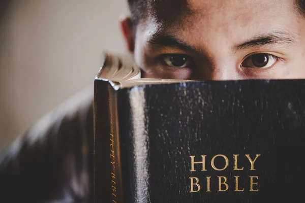 Close Van Jonge Man Student Leest Een Heilige Bijbel Kijkt — Stockfoto