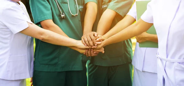 Chirurg Medische Mensen Handshaking Artsen Verpleegkundigen Een Medisch Team Stapelen — Stockfoto