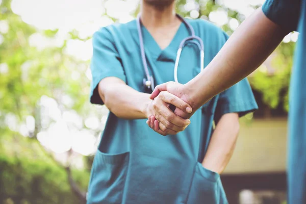 Chirurg Medische Mensen Handshaking Cross Verwerking Split Toon Instragram Zoals — Stockfoto