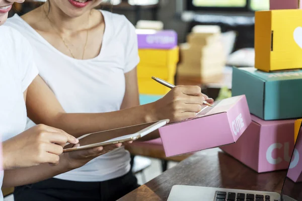 Dağıtım Postacısı Kadın Nakliyeci Teslimat Kutusunu Hazırlıyor. Paketleme 'de adres yazılıyor. Çevrimiçi satış için karton paket kutusu. Ticari Girişim Küçük İşletme Sahibi Nakliye Ürünleri Konsepti. Başımın üstünde. 