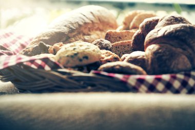 Kırmızı kareli fırında taze kokulu ekmek çeşitleri. Yiyecek konsepti