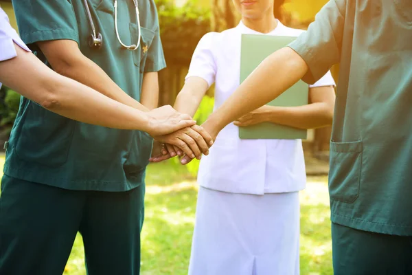 Chirurgo Medico Persone Handshaking Doctors Infermieri Team Medico Accatastamento Manitrattamento — Foto Stock