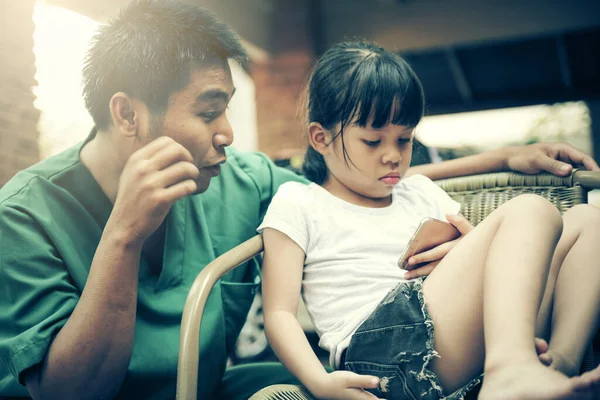 Trevlig Kirurg Pediatriker Läkare Besöker Barn Sitter Glad Ung Flicka — Stockfoto