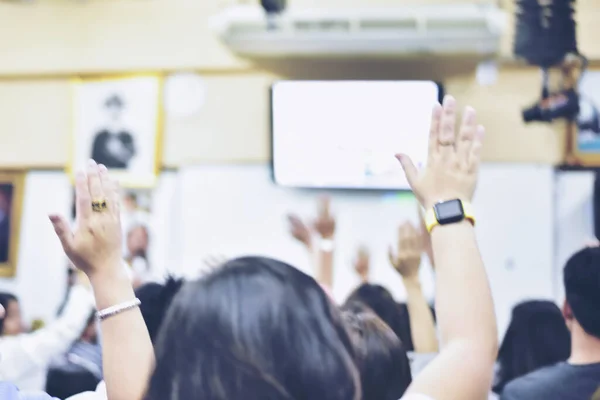 Genç İzleyiciler Grubu 'nun soyut bulanıklığı konferansta el ele tutuşurken birlikte oturmaları. Çeşitlilik Neşeli Toplum Konsepti. Boşluğu kopyala