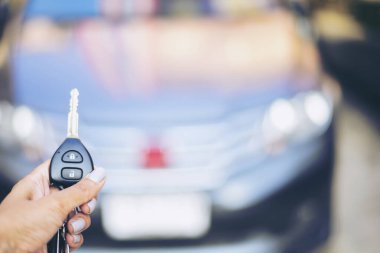 Kadın odaklı olarak El, uzaktan kumandalı araba alarmına basıyor. Çapraz işlemler. Otomobil sigorta şirketleri..