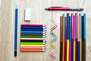 Rengarenk ofis ve sanat ileti örneği nesnelerde bir defter ile ahşap masa.