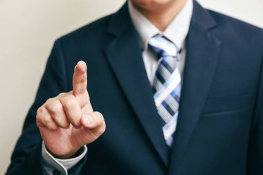 Medyayı karıştır. İşadamı düğmeye, teknolojiye, internete ve ağ oluşturma konseptine basıyor. İş adamı sanal ekranlarda temasla düğmeye basıyor. Dünya haritası