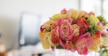 Arka plan için renkli bahar çiçeği, yumuşak odak, kartpostal