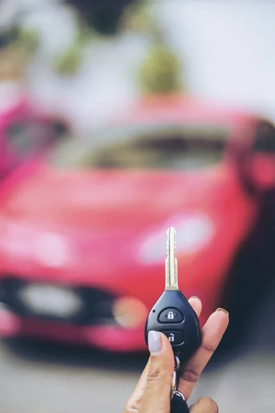 Selektiven Fokus Der Frau Drückt Hand Auf Die Fernbedienung Auto — Stockfoto