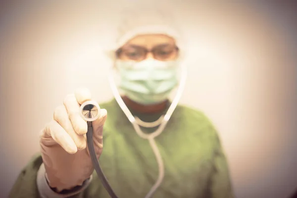 Vrouwelijk Doktersgezicht Met Beschermend Masker Groene Chirurgische Pet Met Stethoscoop — Stockfoto