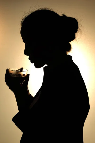 Silhouette Businesswomen Haben Eine Tasse Kaffee Und Denken Projektjahresplan Fenster — Stockfoto