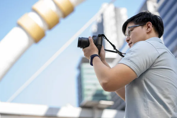 Homem Feliz Viajante Com Câmera Tirar Fotografias Centro Fundo Edifício — Fotografia de Stock