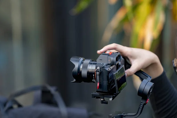 Bangkok, Tayland 2 Şubat 2020: DJI RONIN M ve SONY A7R mark III ile video kaydeden adam. Tam-Frame Exmor R BSI CMOS Sensörü. Alpha Hızlı Çekim 4K Dijital Kamera ILCE-7RM3