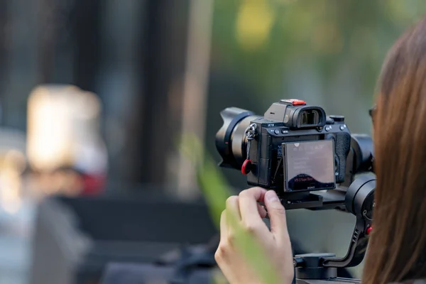 Bangkok, Tayland 2 Şubat 2020: DJI RONIN M ve SONY A7R mark III ile video kaydeden adam. Tam-Frame Exmor R BSI CMOS Sensörü. Alpha Hızlı Çekim 4K Dijital Kamera ILCE-7RM3