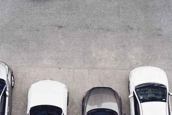 주차장에서 공중에서 자동차가 주차장 위에서 바라보라 — 스톡 사진