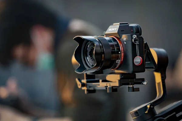 Bangkok, Tayland 2 Şubat 2020: DJI RONIN M ve SONY A7R mark III ile video kaydeden adam. Tam-Frame Exmor R BSI CMOS Sensörü. Alpha Hızlı Çekim 4K Dijital Kamera ILCE-7RM3