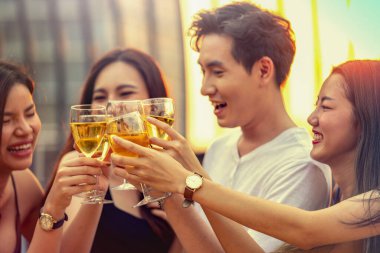 Parti başlasın. Şampanya kadehleriyle kadeh kaldıran mutlu insanlar. Çok ırklı arkadaşlar birbirlerini yeni yılla kutluyorlar. Kutlama tatili konsepti, tatil geçmişi. seçici odak.