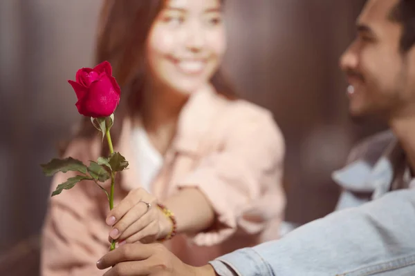 Knappe Jongeman Met Rode Rozen Geluk Lachende Vriendin Achtergrond Man — Stockfoto