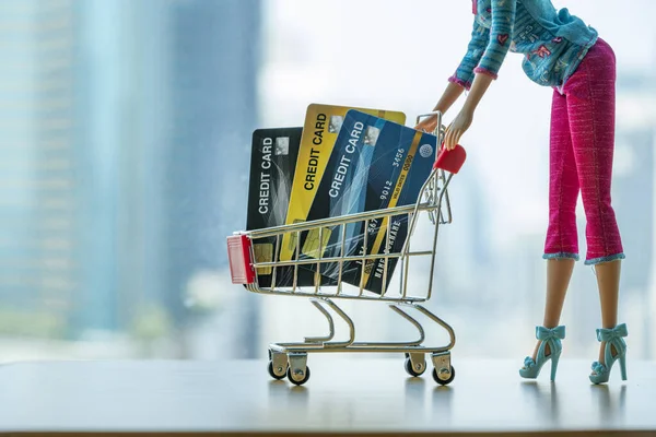 Panic Doll Κατασκευασμένη Τρόλεϊ Shop Γέμισε Τρεις Mockup Πιστωτικές Κάρτες — Φωτογραφία Αρχείου