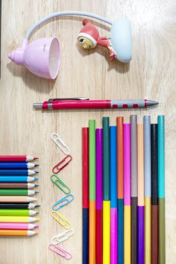 Okul konseptine geri dönelim. Okul ve ofis malzemeleri ve ahşap arka planda çeşitli kırtasiye malzemeleri. Düz yatıyordu şık bir set.