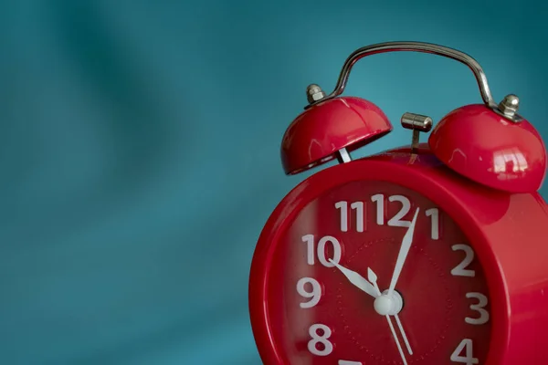Fechar Sentido Horário Cara Relógio Alarme Vermelho Horas — Fotografia de Stock