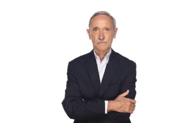 Gri bıyıklı olgun bir adam kameraya bakıyor. Latin kökenli emekli insanlar güvenle gülümserler. Kıdemli Latin erkeklerin kolları beyazların izole edilmiş tavırlarıyla kesişir. Mutlu ve başarılı iş adamının yüzünü kapatın.