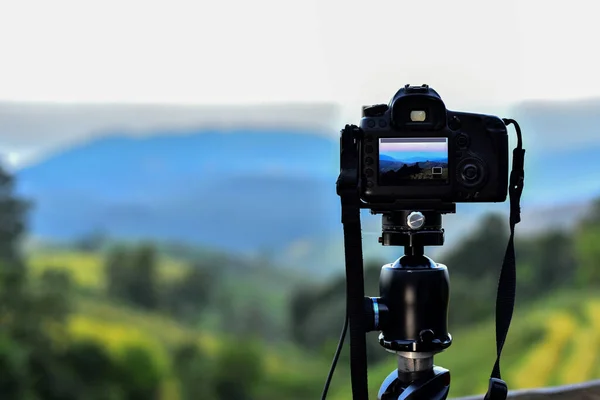 Art Back Screen Dslr Câmera Tripé Contra Nuvem Azul Céu — Fotografia de Stock