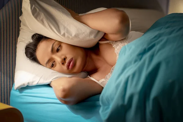 Uykusuzluk çeken kadın. Yatakta Üzgün Depresyonlu Kadın. Gerçekten mutsuz. Geceleri Uykusuz. Büyük Depresyon Bozukluklarının Korunması ve Tedavisi Problemi.