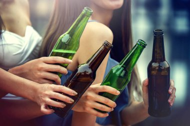 Parti başlasın. Şampanya kadehleriyle kadeh kaldıran mutlu insanlar. Çok ırklı arkadaşlar birbirlerini yeni yılla kutluyorlar. Kutlama tatili konsepti, tatil geçmişi. seçici odak.