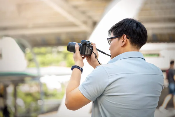 Homem Feliz Viajante Com Câmera Tirar Fotografias Centro Fundo Edifício — Fotografia de Stock