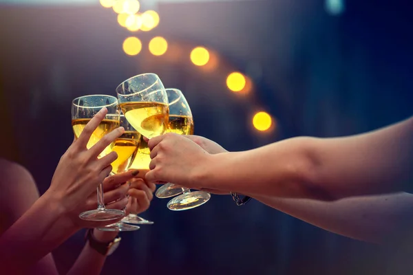 Parti başlasın. Şampanya kadehleriyle kadeh kaldıran mutlu insanlar. Çok ırklı arkadaşlar birbirlerini yeni yılla kutluyorlar. Kutlama tatili konsepti, tatil geçmişi. seçici odak.