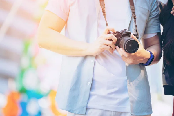 Casal Homem Mulher Viajante Com Mala Centro Negócios Edifício Fundo — Fotografia de Stock