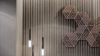 Ahşap duvarlı modern yatak odasının iç tasarımı, pan-down çekimi, video ultra Hd 4k 3840x2160, 3d animasyon