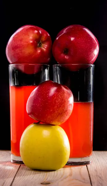 Pommes Rouges Jaunes Deux Verres Jus — Photo