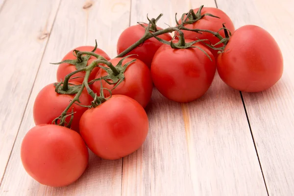 Tomates Maduros Vermelhos Suculentos Uma Filial Fundo Madeira — Fotografia de Stock
