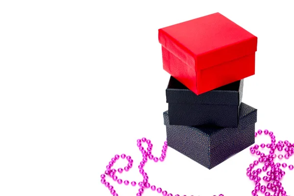 Graue Schachtel Mit Schwarzem Deckel Und Roter Schachtel Mit Perlen — Stockfoto